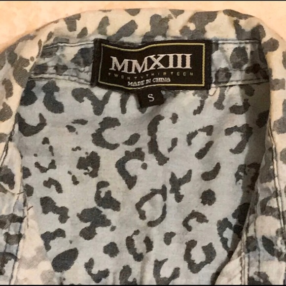 🔹🐆 Blue leopard print snap button top - Picture 3 of 4